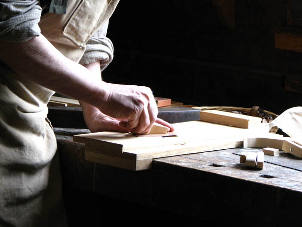 Nuestro equipo de profesionales cuenta  con muchos años de contrastada <strong>experiencia</strong> en el sector de la <strong>carpintería de madera en Pobla de Lillet (La)</strong>.